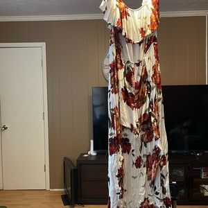 Im selling this size 3X romper. Fits more like an XL but it does stretch